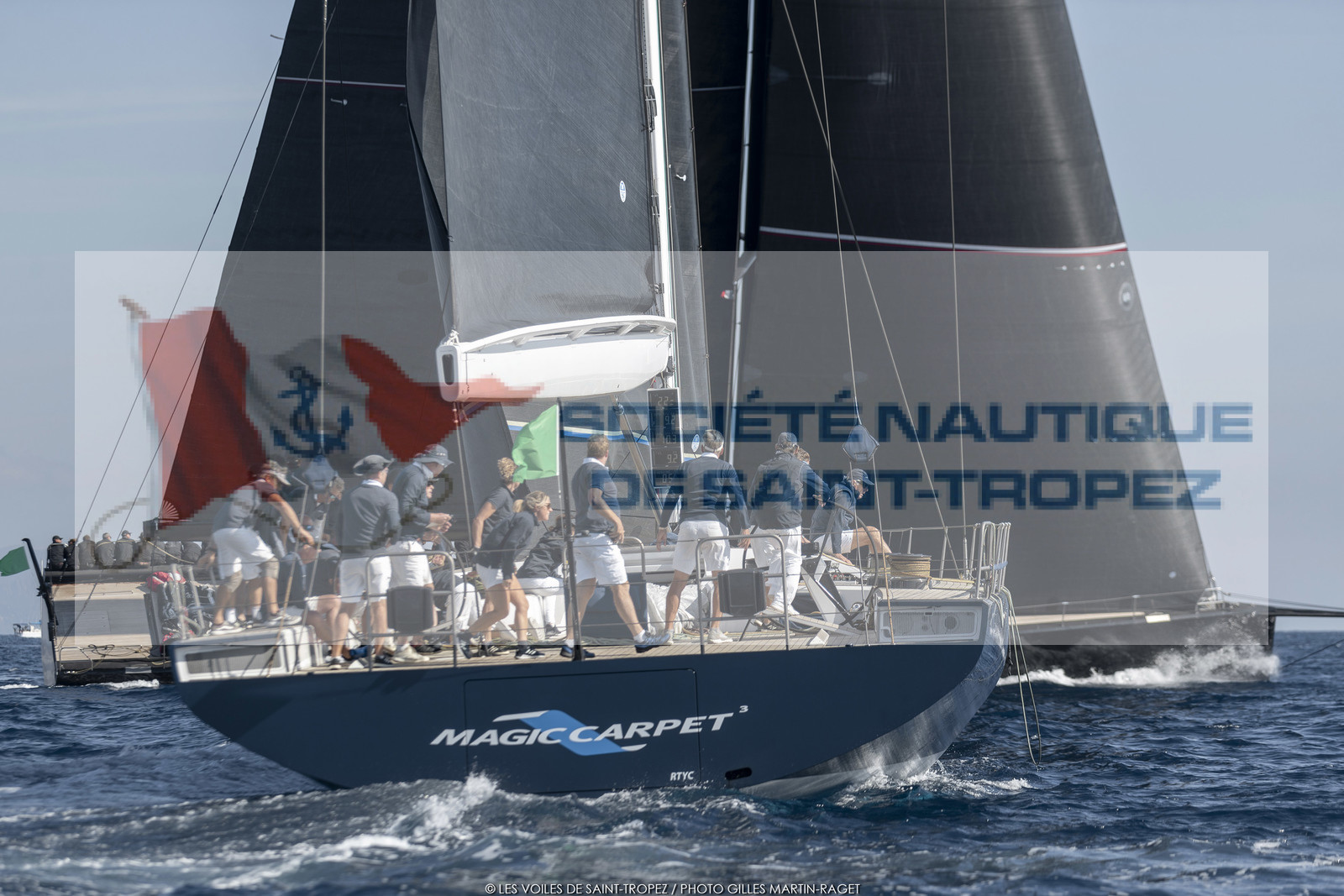 06 10 2022, Saint-Tropez (FRA,83), Voiles de Saint-Tropez 2022,  Maxis Club 55 Cupentre les deux Wallycento Magic Carpet Cubed et Tango, défi French Kiss vs Kiwi Magic