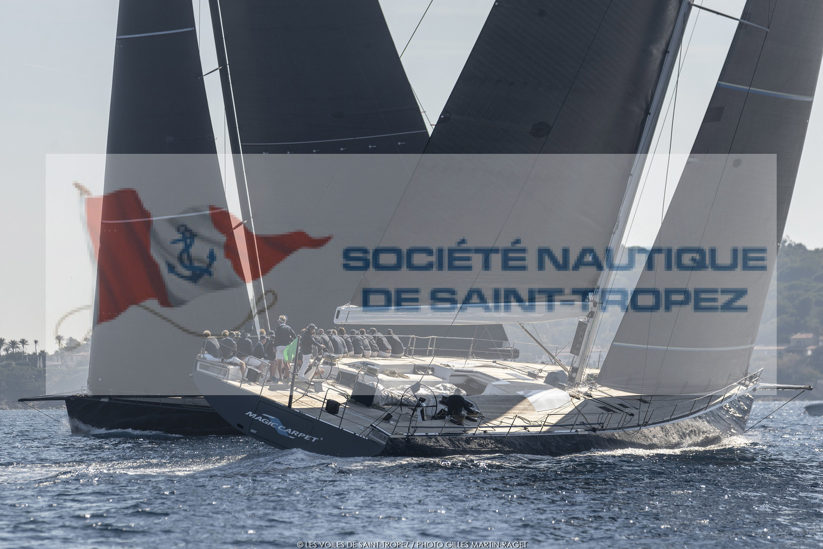 06 10 2022, Saint-Tropez (FRA,83), Voiles de Saint-Tropez 2022,  Maxis Club 55 Cupentre les deux Wallycento Magic Carpet Cubed et Tango, défi French Kiss vs Kiwi Magic